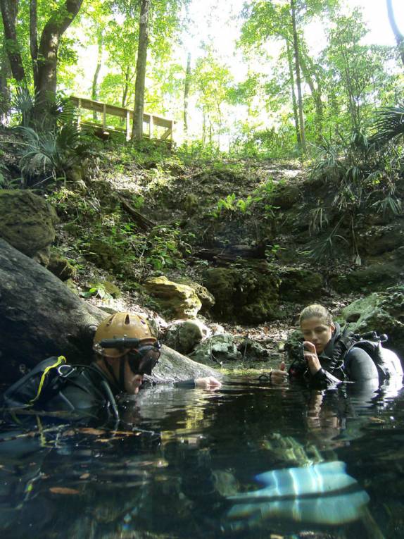 Com o guia Tony durante mergulho na caverna alagada em Peacock, na Flórida, Estados Unidos